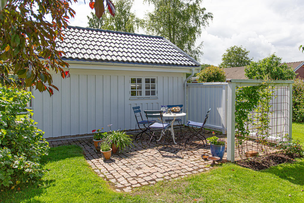 Gästhus med stenlagd uteplats