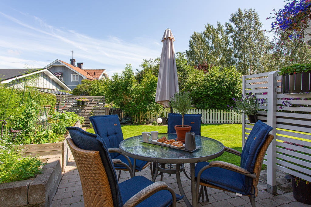 Stenlagd uteplats med morgonsol