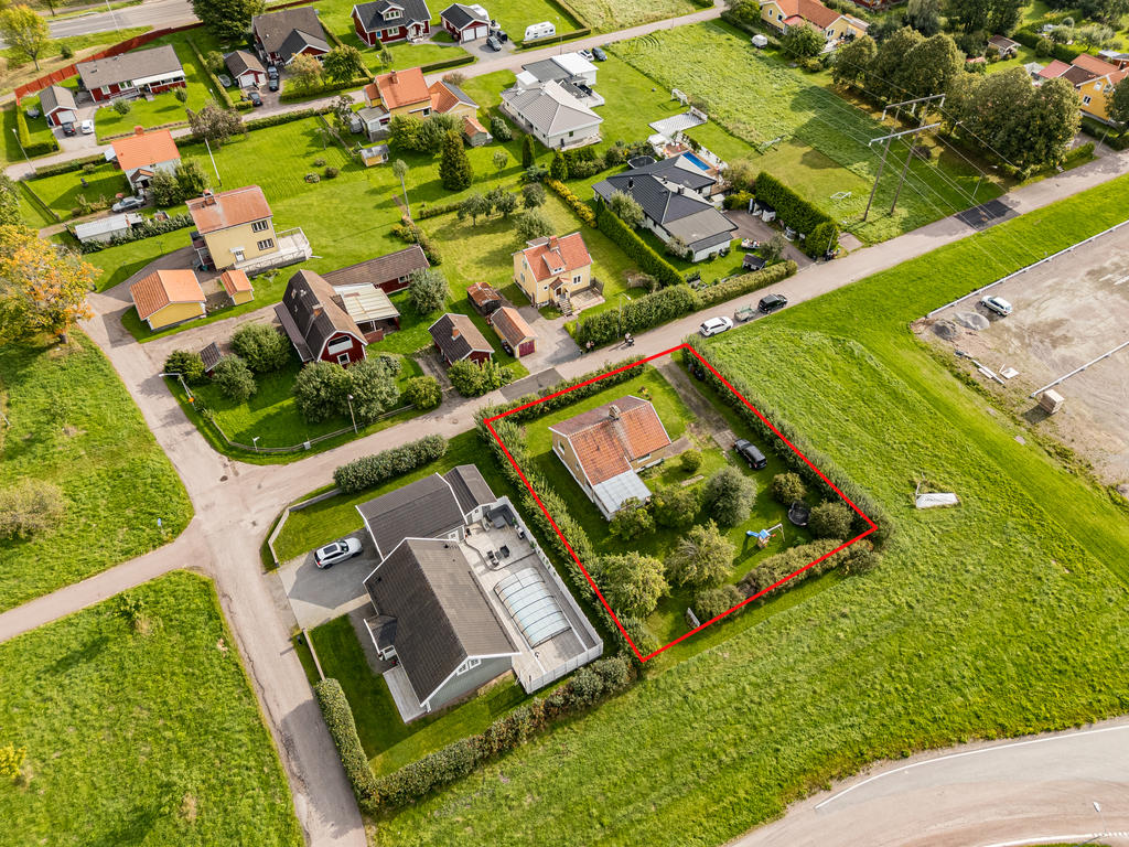 Tomten är omgärdad av häckar