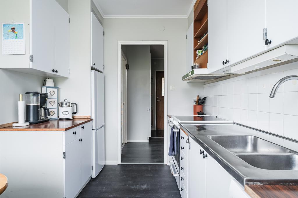 Vy mot hallen från köket