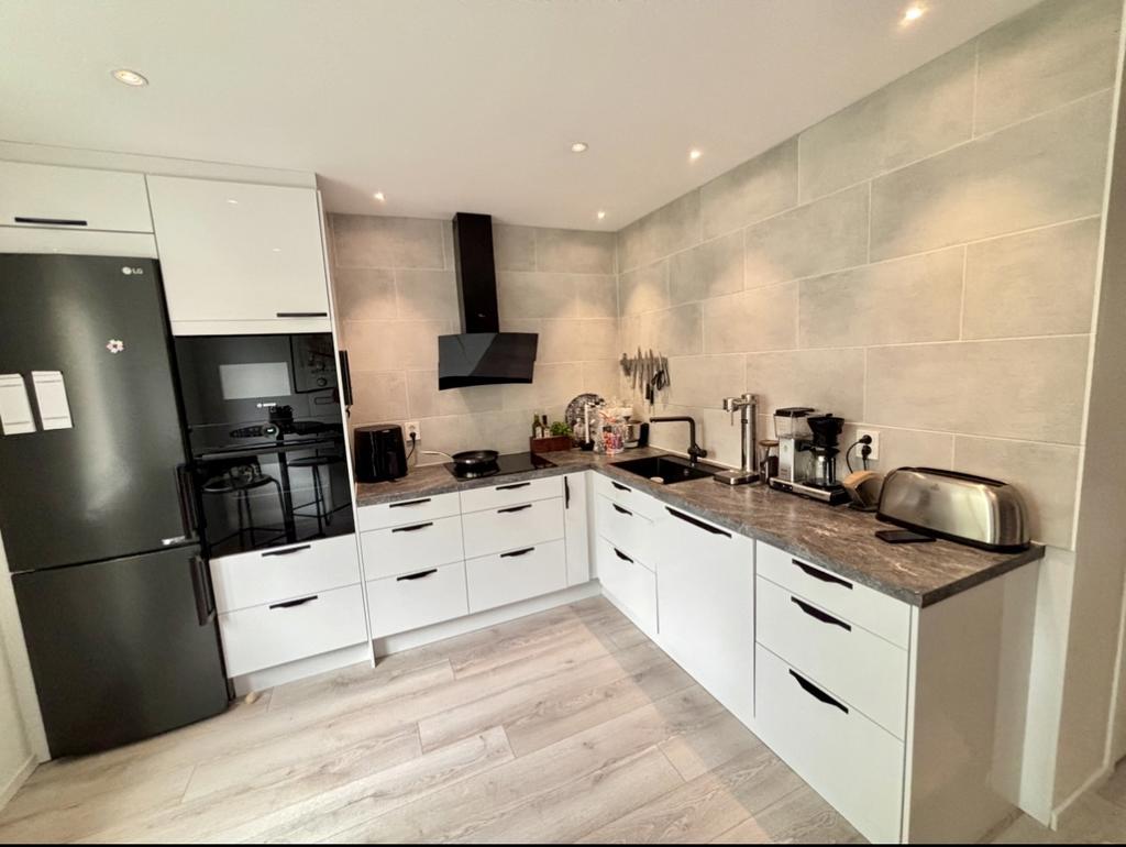 Total renoverat kök med snygga detaljer  - säljarens bild. 