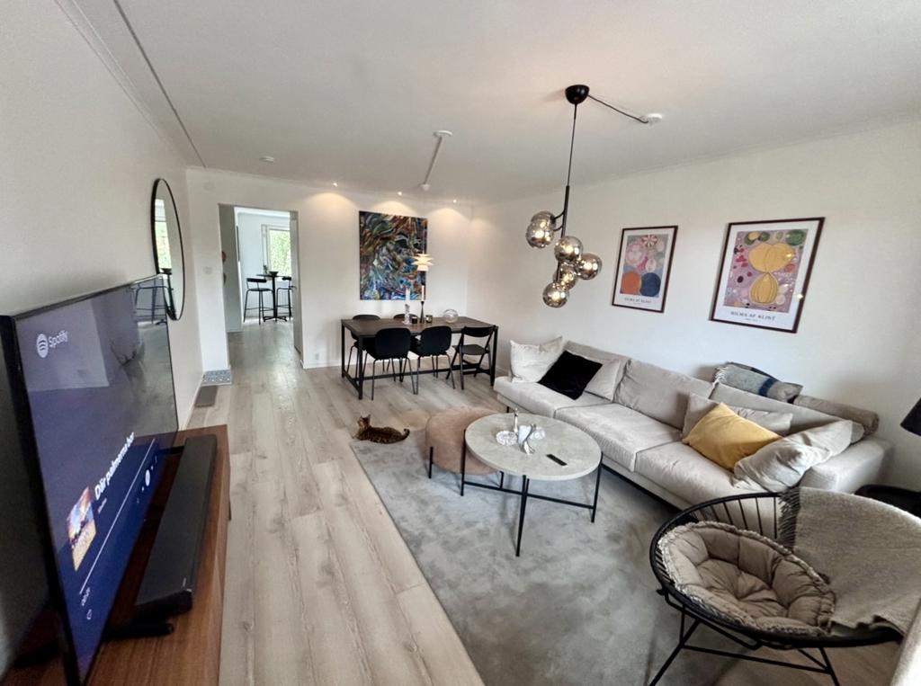 Stort och ljust vardagsrum - säljarens bild. 