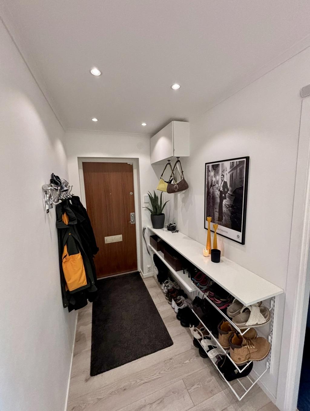 Praktisk och rymlig hall - säljarens bild. 