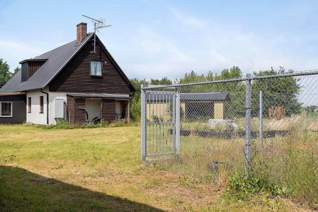 Boningshuset och delar av hundrastgården 