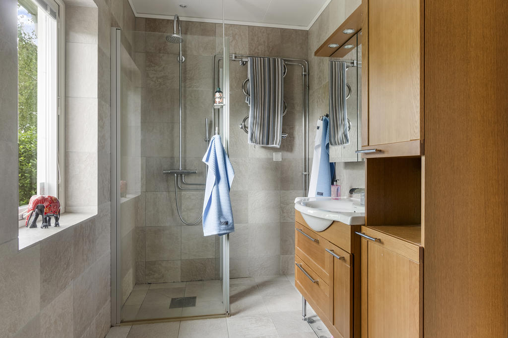 Helkaklat badrum med dusch