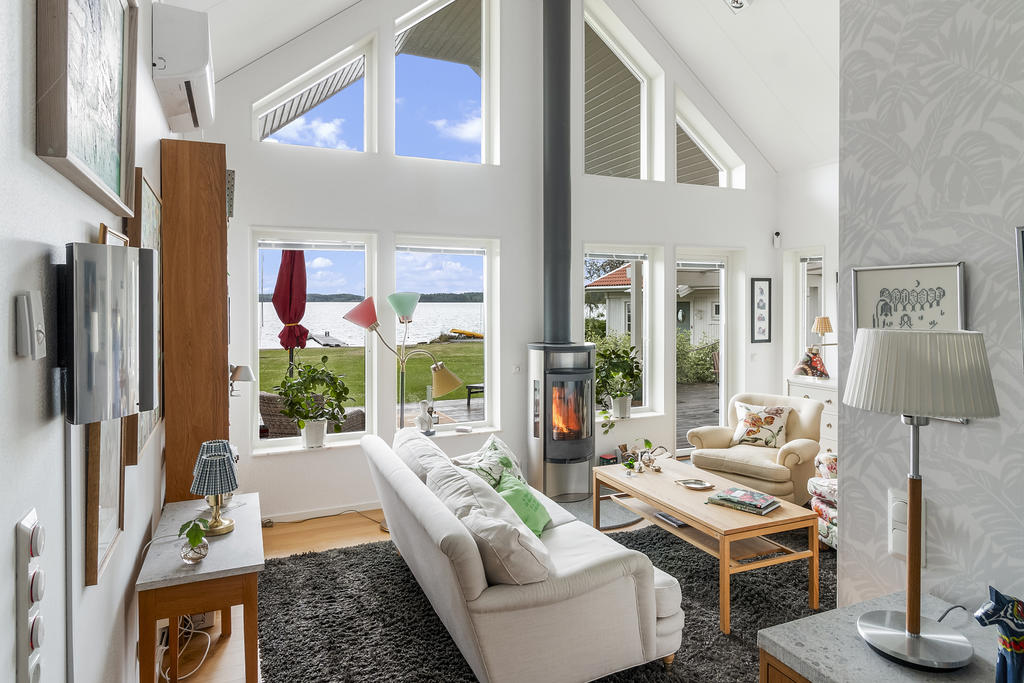 Allrum med öppet upp till taknock och stora fönsterpartier.