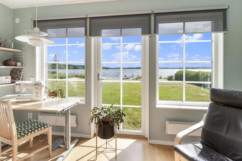 Utsikt från gästhuset mot vattnet