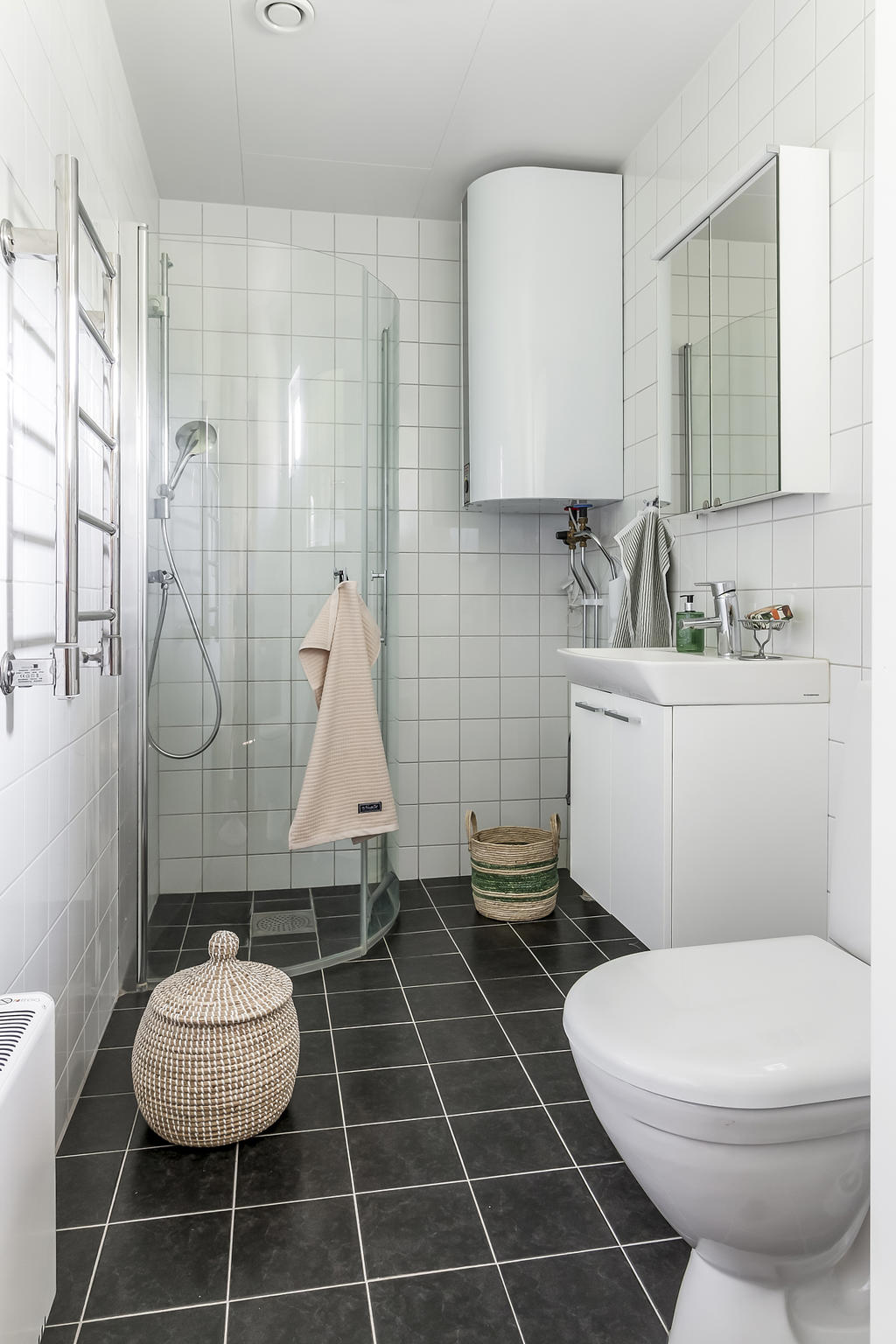 Helkaklat badrum med dusch