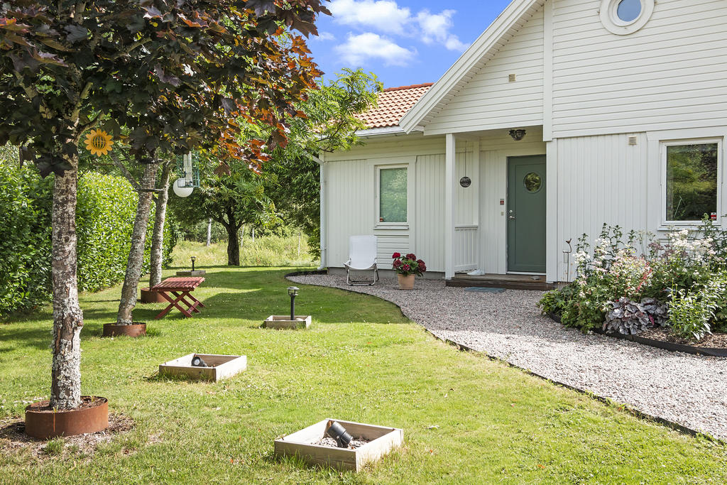 Välkomnande entré via knastrig grusgång.