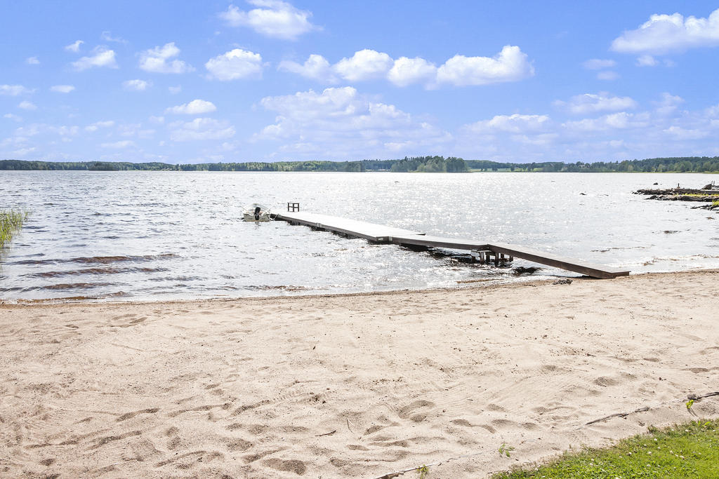 Härlig sandstrand och egen brygga