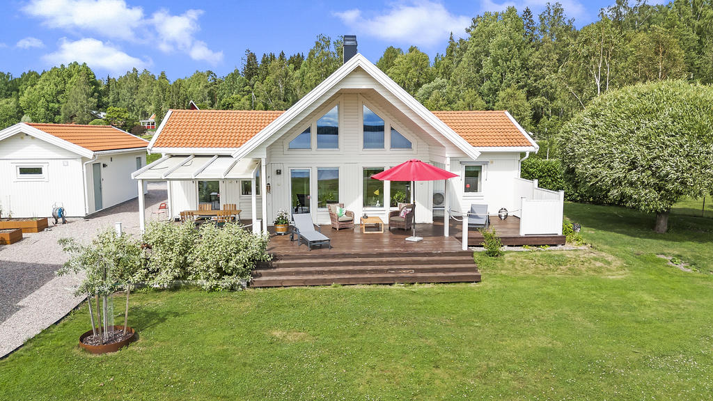Bostadshus med vacker utsikt mot vattnet.