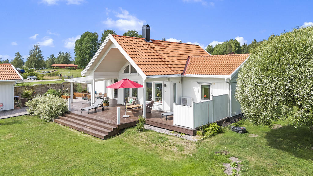 Stor altan med utsikt mot vattnet.