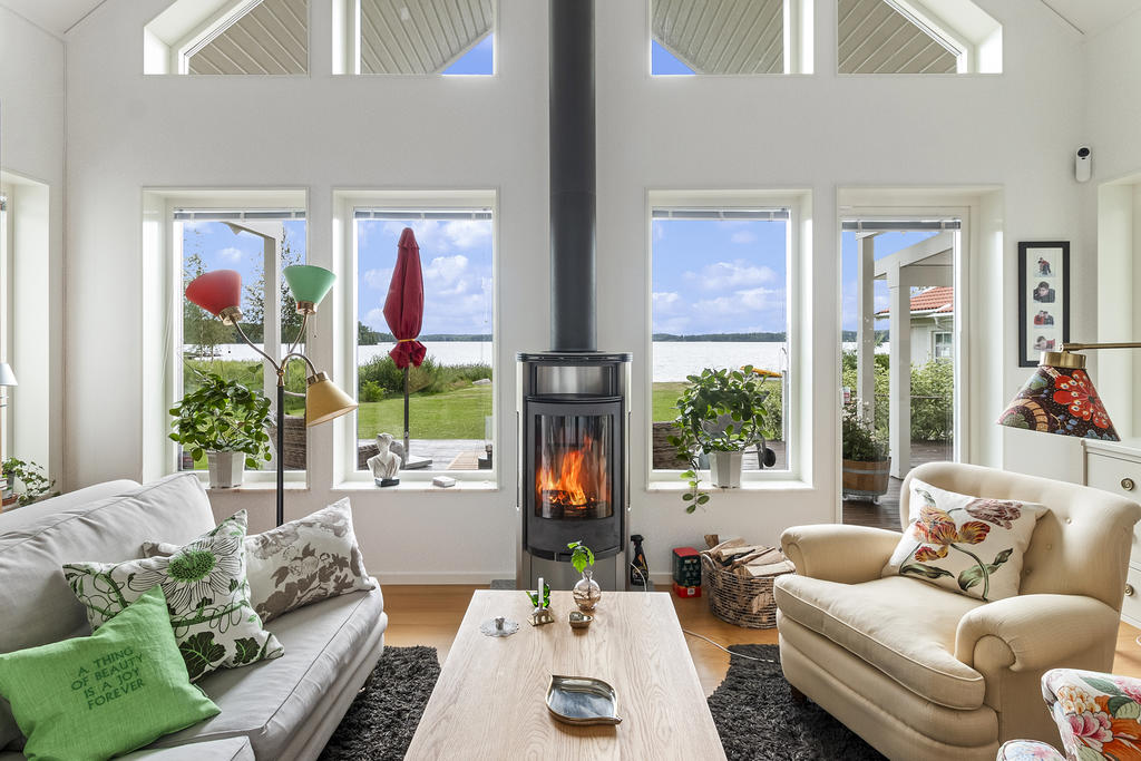 Vacker utsikt samt eldstad som höjer mysfaktorn.