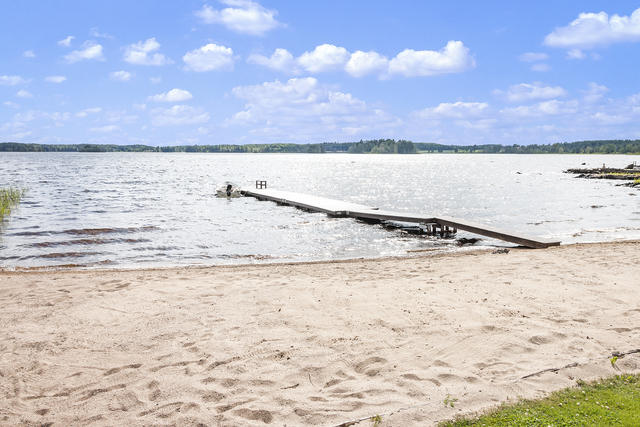 Härlig sandstrand och egen brygga