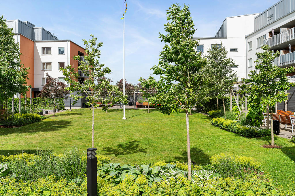 Fina gräsytor och egen flaggstång