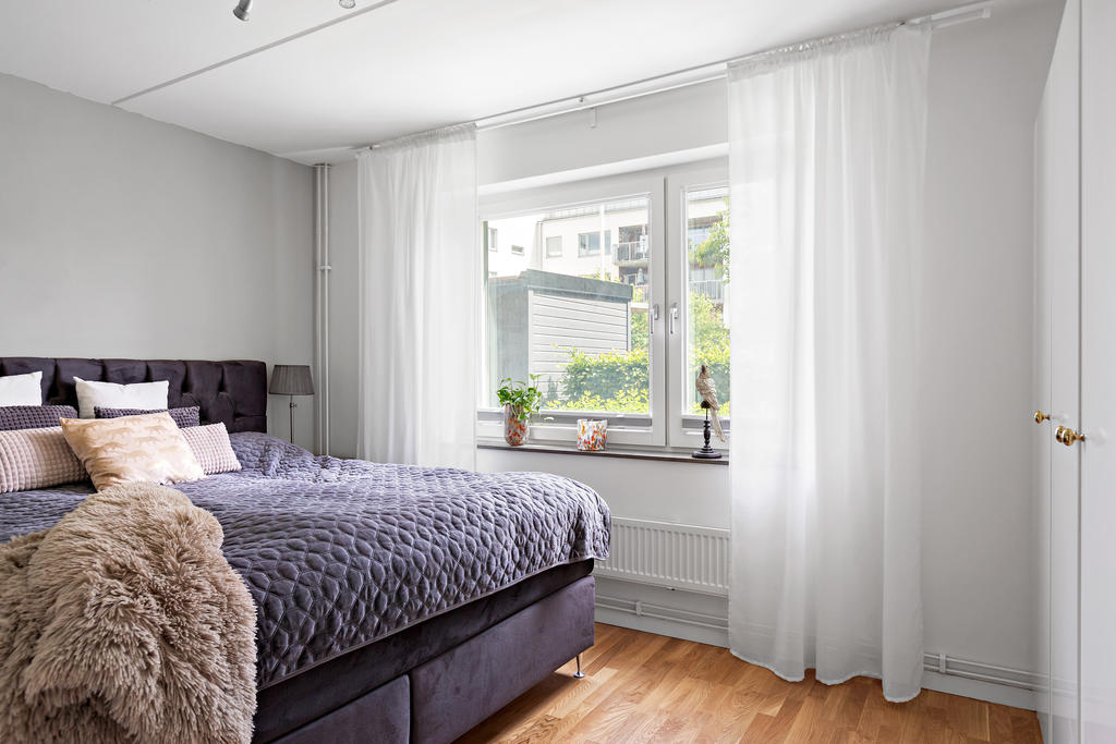 Sovrum med garderobsvägg 