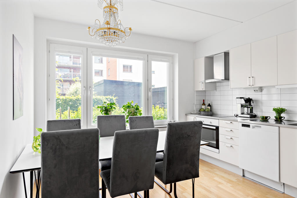 Rymligt kök med stor matplats