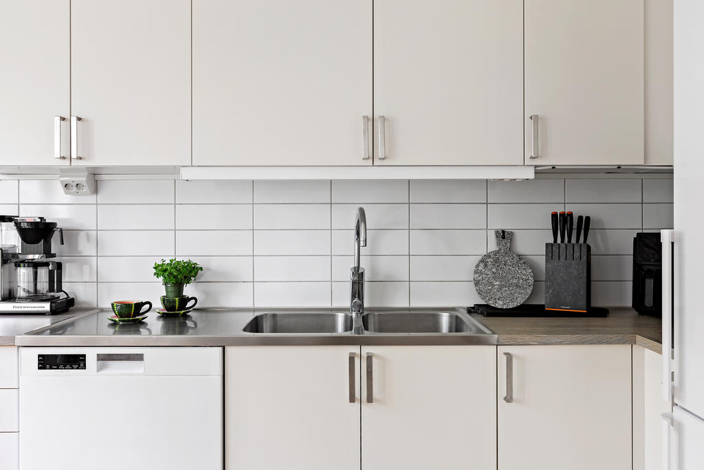 Snyggt stilrent kök i klassiskt vitt 