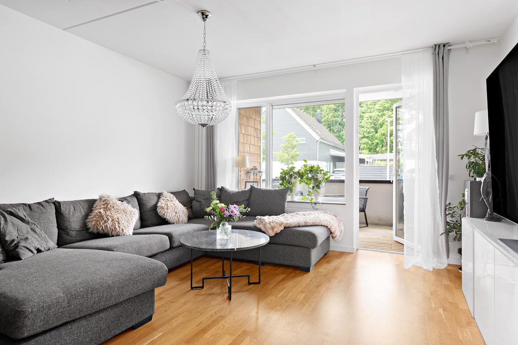 Stort vardagsrum med utgång till balkong 