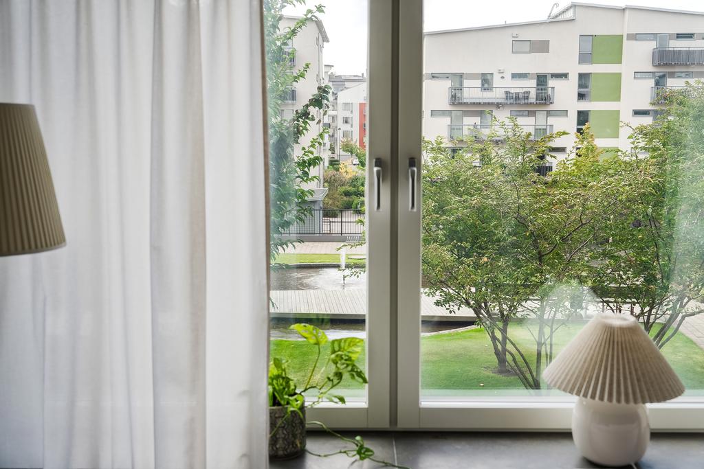 Härliga vyer över grön innergård samt en fontän