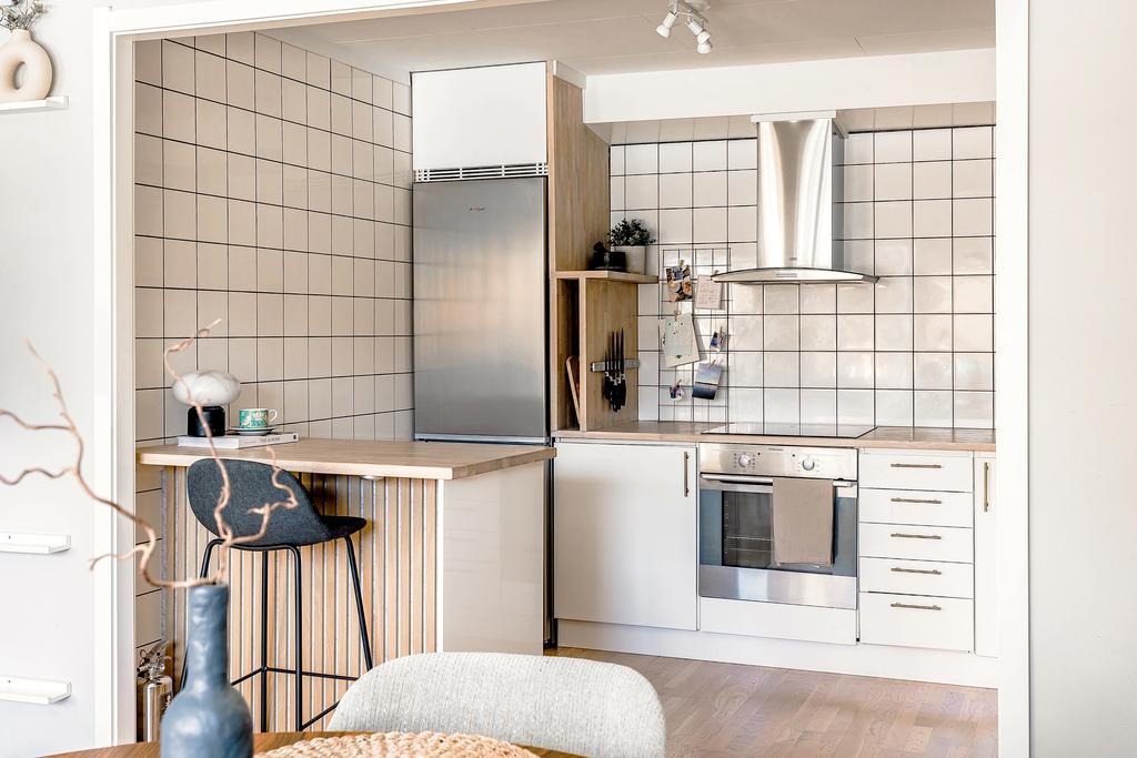 Modernt kök med köksö