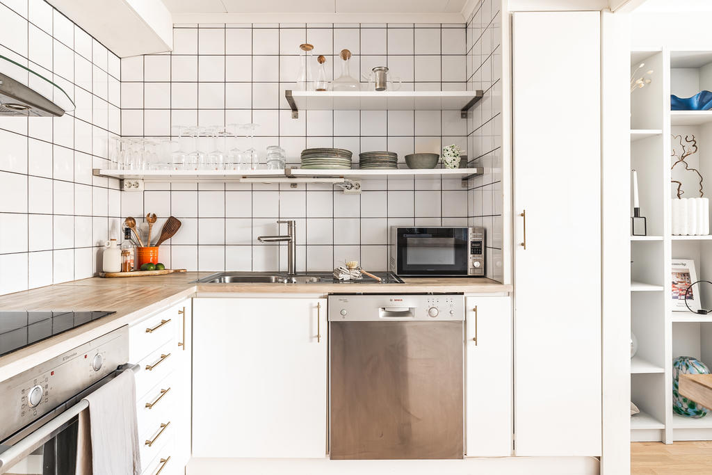 Kök med ljusa ytskikt