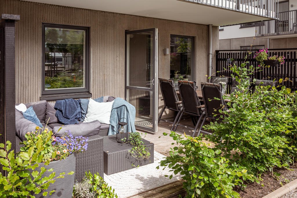En mysig uteplats där både matbord och loungegrupp får plats.