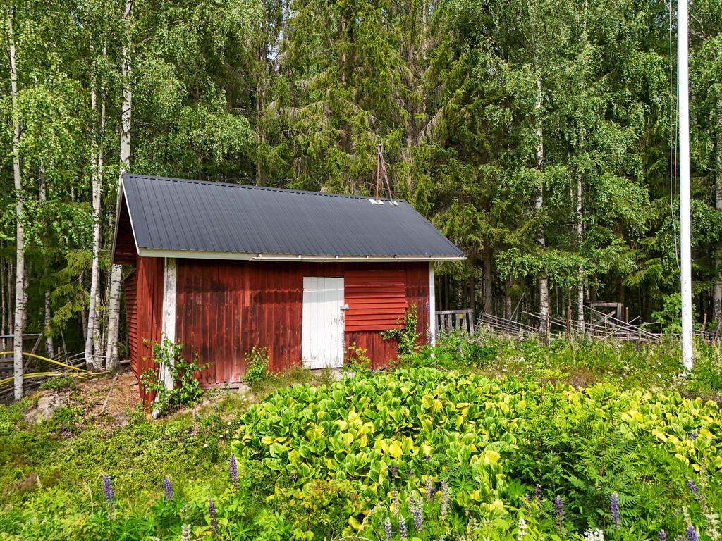 Uthus med förråd. 