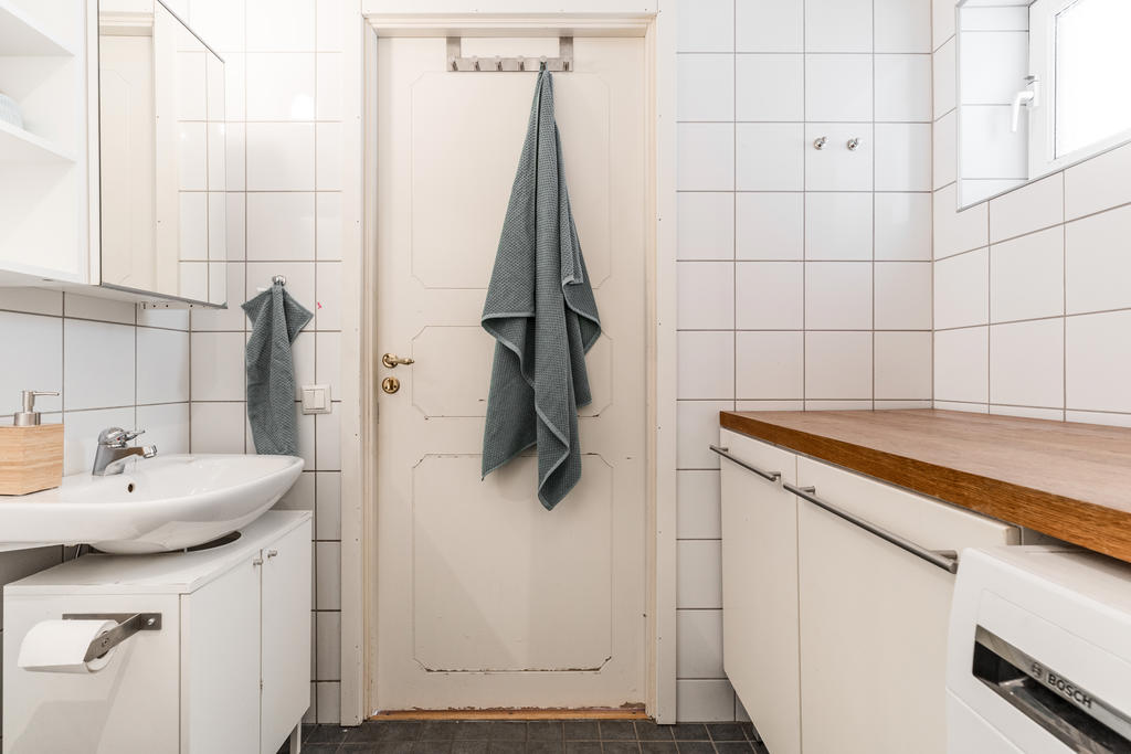 Badrum/tvättstuga med dusch 
