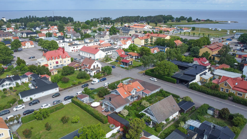 Några 100 meter till torget, hamnen och sandstranden