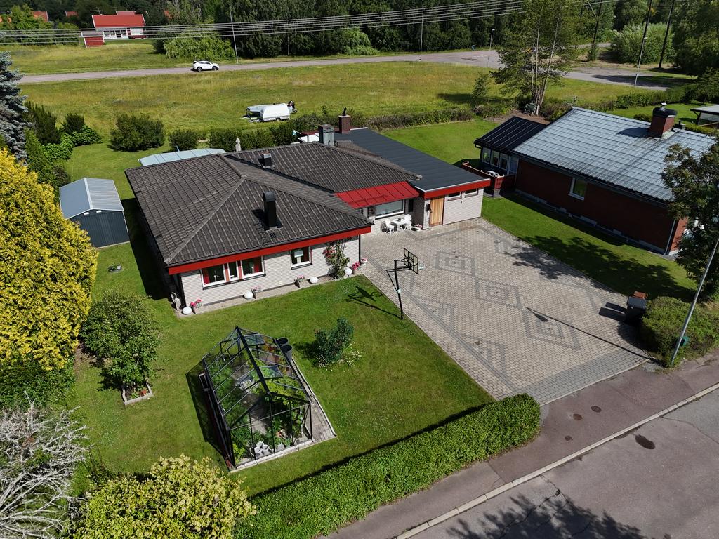 Stort enplanshus med rejält tilltagen uppfart!