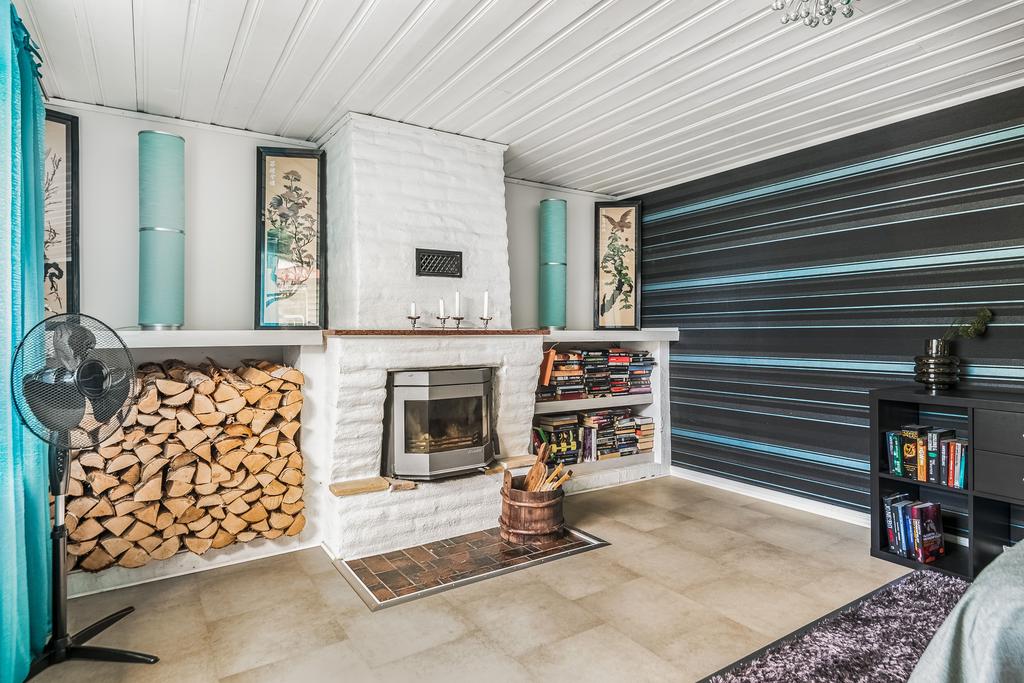 Öppen spis med insats i master bedroom (sovrum 4)
