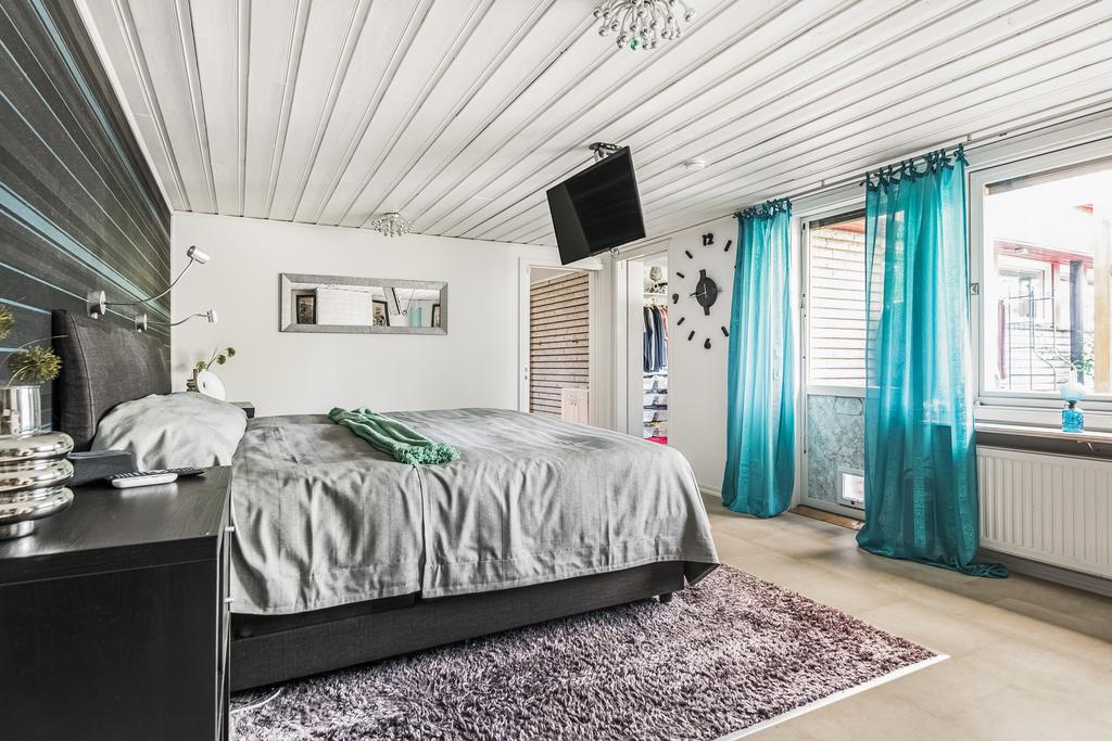 Från master bedroom (sovrum 4) når du altanen med spa-bad