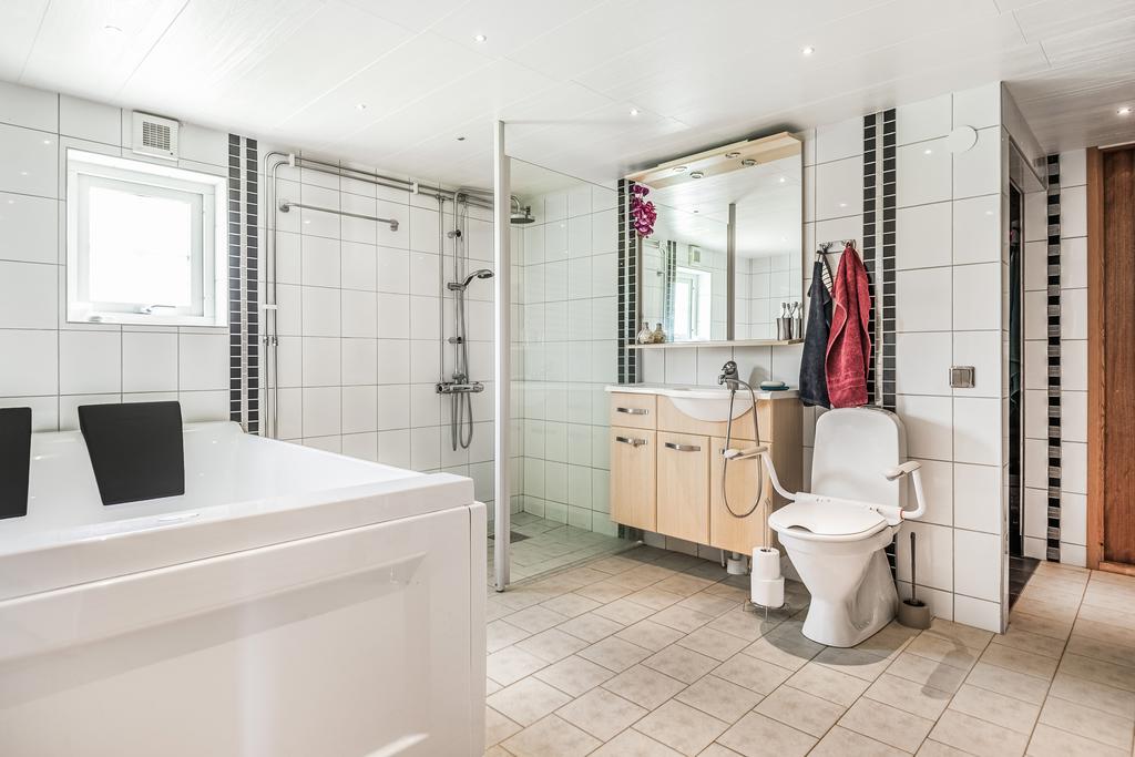 Både bubbelbadkar och dusch