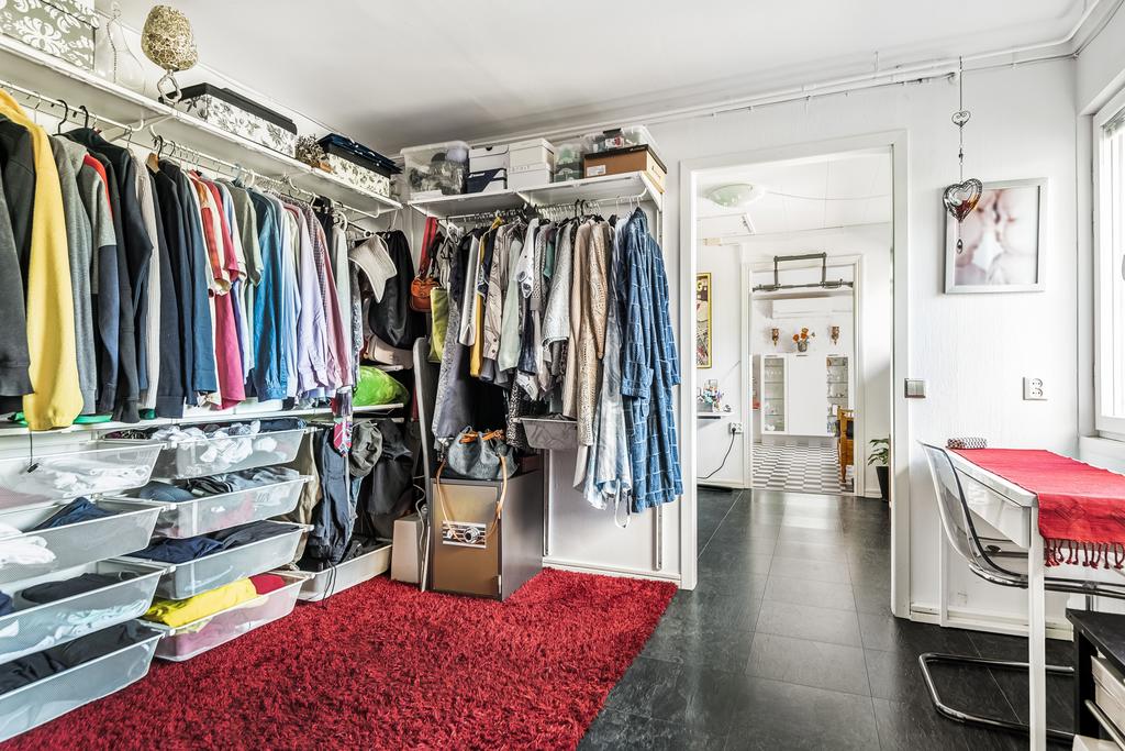 Walk in closet mellan kök och sovrum 4