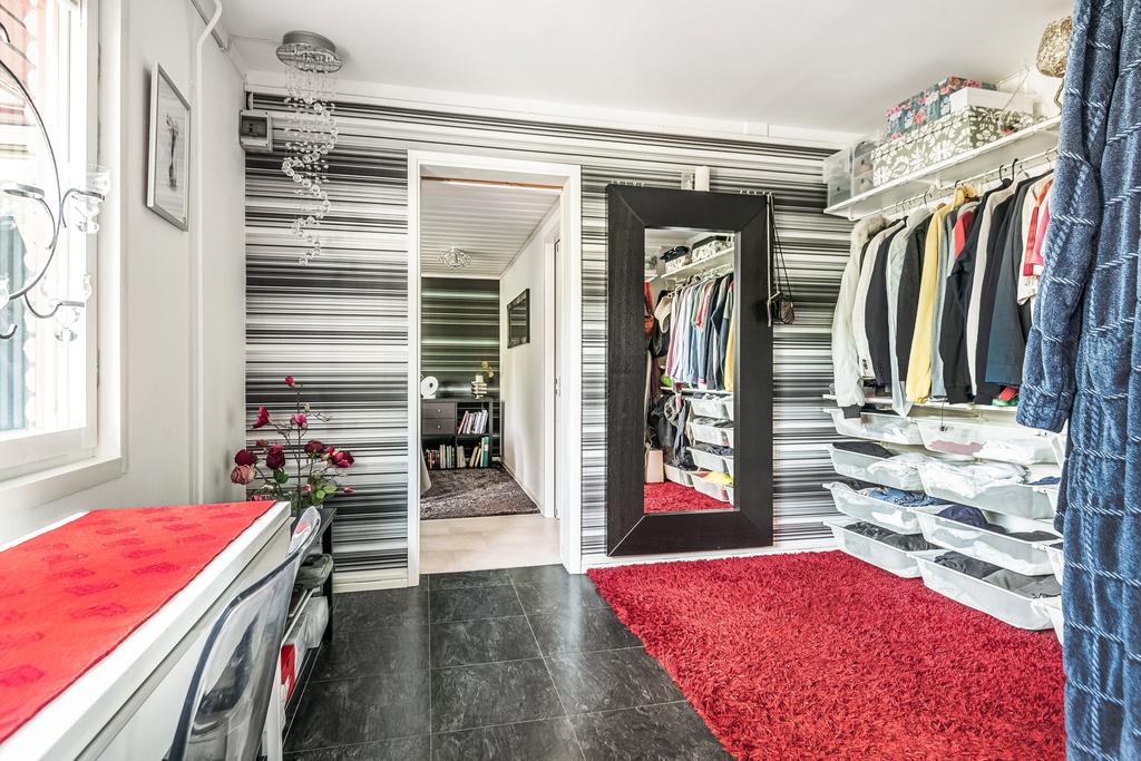 Walk in closet mellan kök och sovrum 4