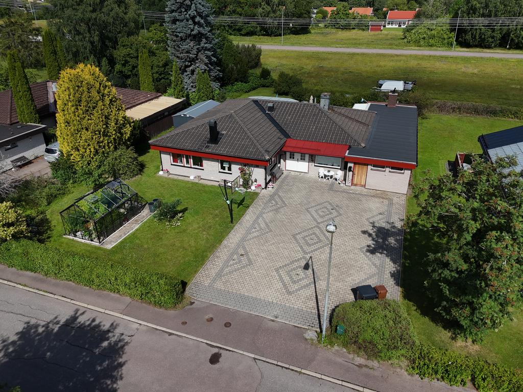 Här får du plats med många bilar på uppfarten!