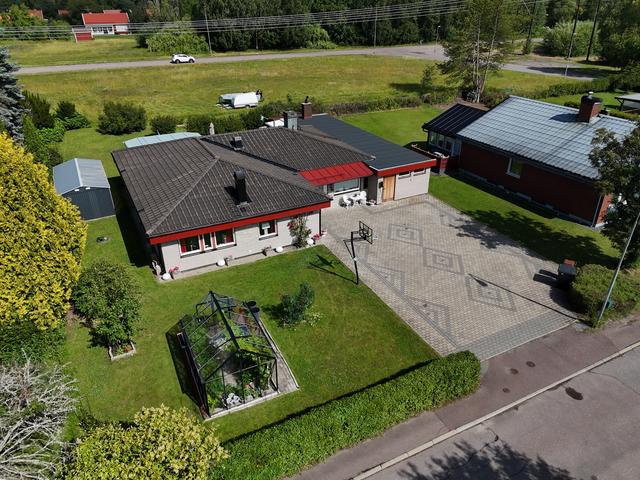 Stort enplanshus med rejält tilltagen uppfart!