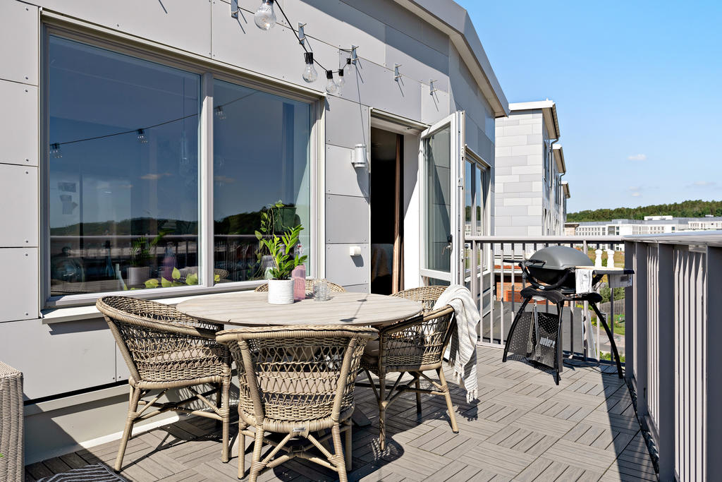 Gott om plats för både matbord och soffgrupp