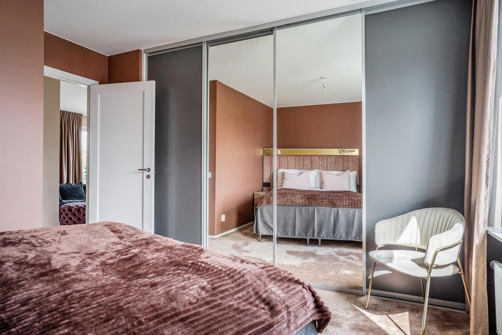 Från vardagsrummet kan vi skymta master bedroom 