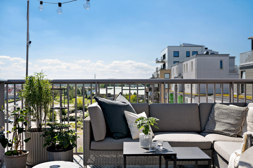 Slå er ner i soffan och njut av er egna urbana oas belägen högst upp