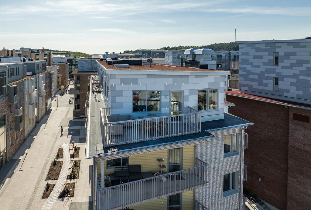 Välkomna till Fräkne Gränd 10, en rymlig trea belägen högst upp i huset
