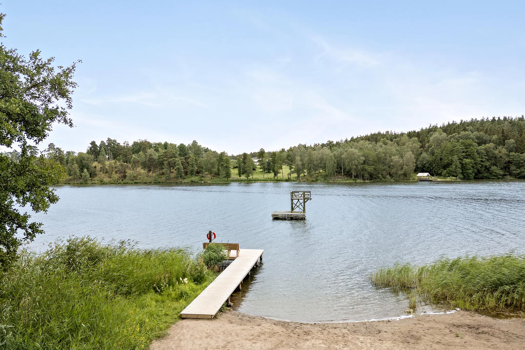 Badplats och brygga i området