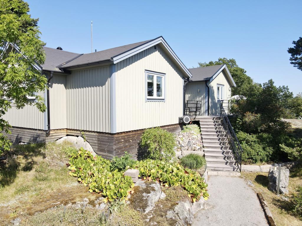 Grusad gångväg till entré