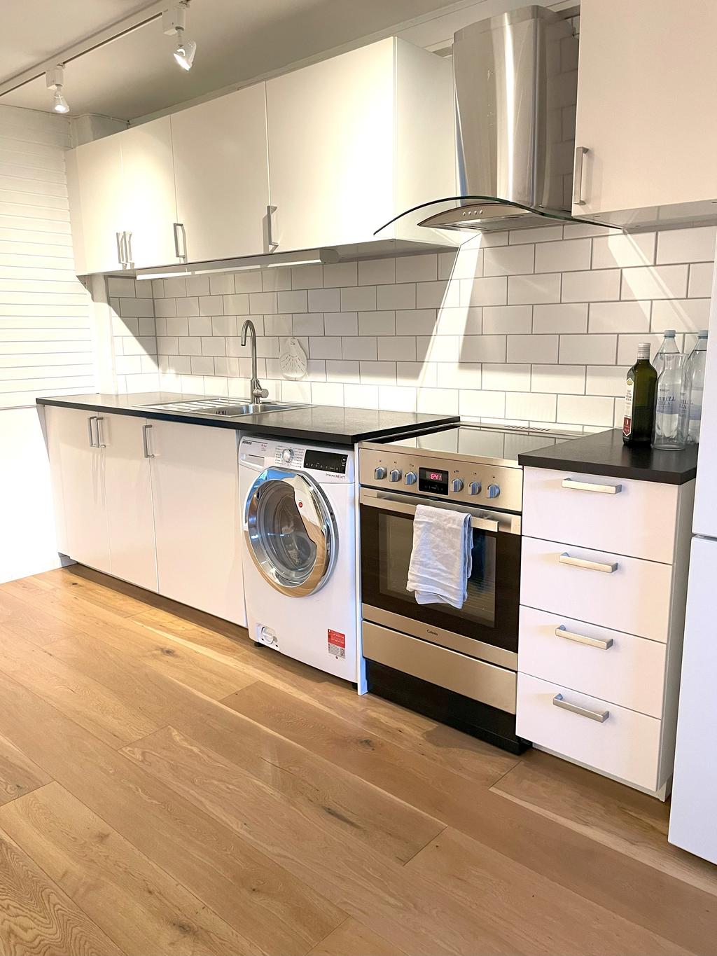 Kök som även är utrustat med tvättmaskin
