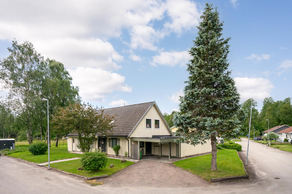 Här finns både carport och vidbyggt garage 