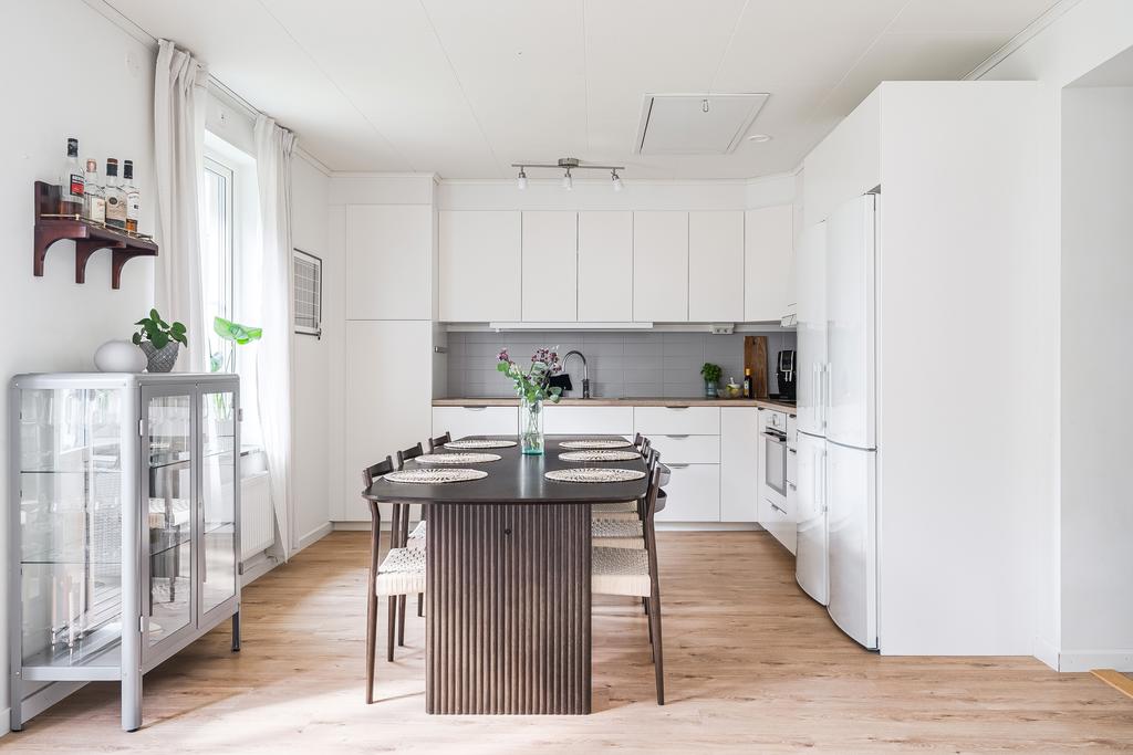 Trevligt kök med plats för matbord