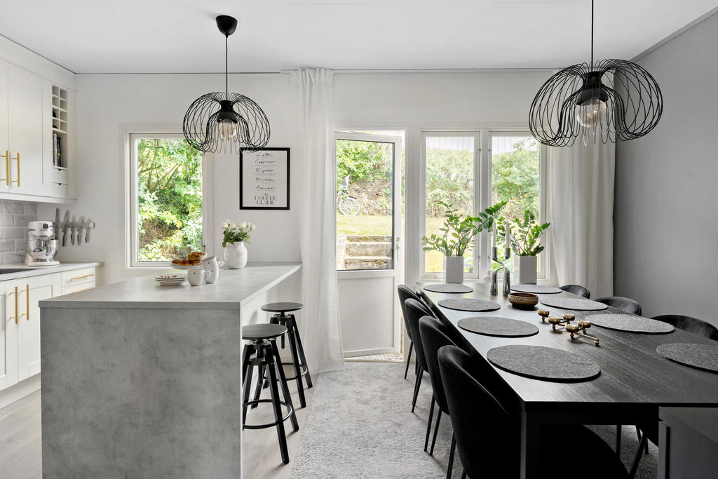Kök med plats för stort matbord