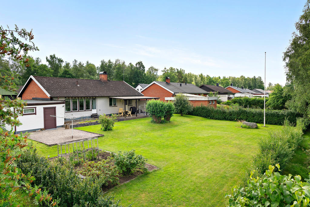 Fin hörntomt som vetter ut mot grönområde