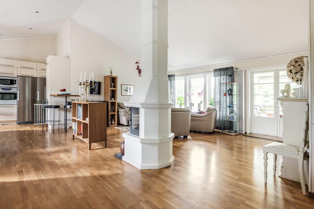 Husets hjärta med öppen planlösning mellan kök och allrum, utgång ges till altan